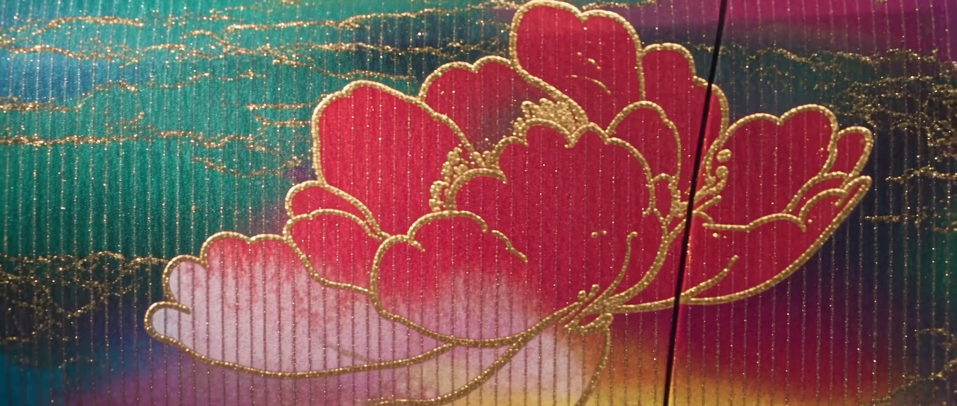 Détail Nishiki : pivoine brodée de fil d'or sur fond irisé